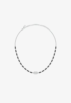 Collana in argento con una catena caratterizzata da accenti neri rettangolari alternati e un anello ovale centrale decorato con piccoli cristalli trasparenti.