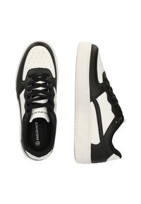 Sort og hvide sneakers lavet af syntetisk læder med en glat overflade. Runde tå, snørelukning og tekstureret gummisål.