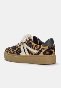 Sneaker con stampa leopardata caratterizzata da una superficie testurizzata, strisce bianche e una robusta suola in gomma beige. Completata con lacci bianchi e dettagli in nero.