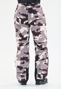 Vattentäta snöbyxor i ett lila och grått kamouflage-mönster med rutmönster. Har en figursydd midja och svarta detaljer vid fållarna.