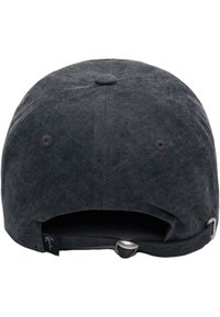 Fekete szövet sapka enyhén texturált felülettel, hátul állítható fémszorítóval és a tetején egy hímzett, kör alakú gombbal.