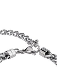 Silverfärgad kedjesmycke med en krabba-lås och en metalltagg graverad med "BREIL" på den sista länken.