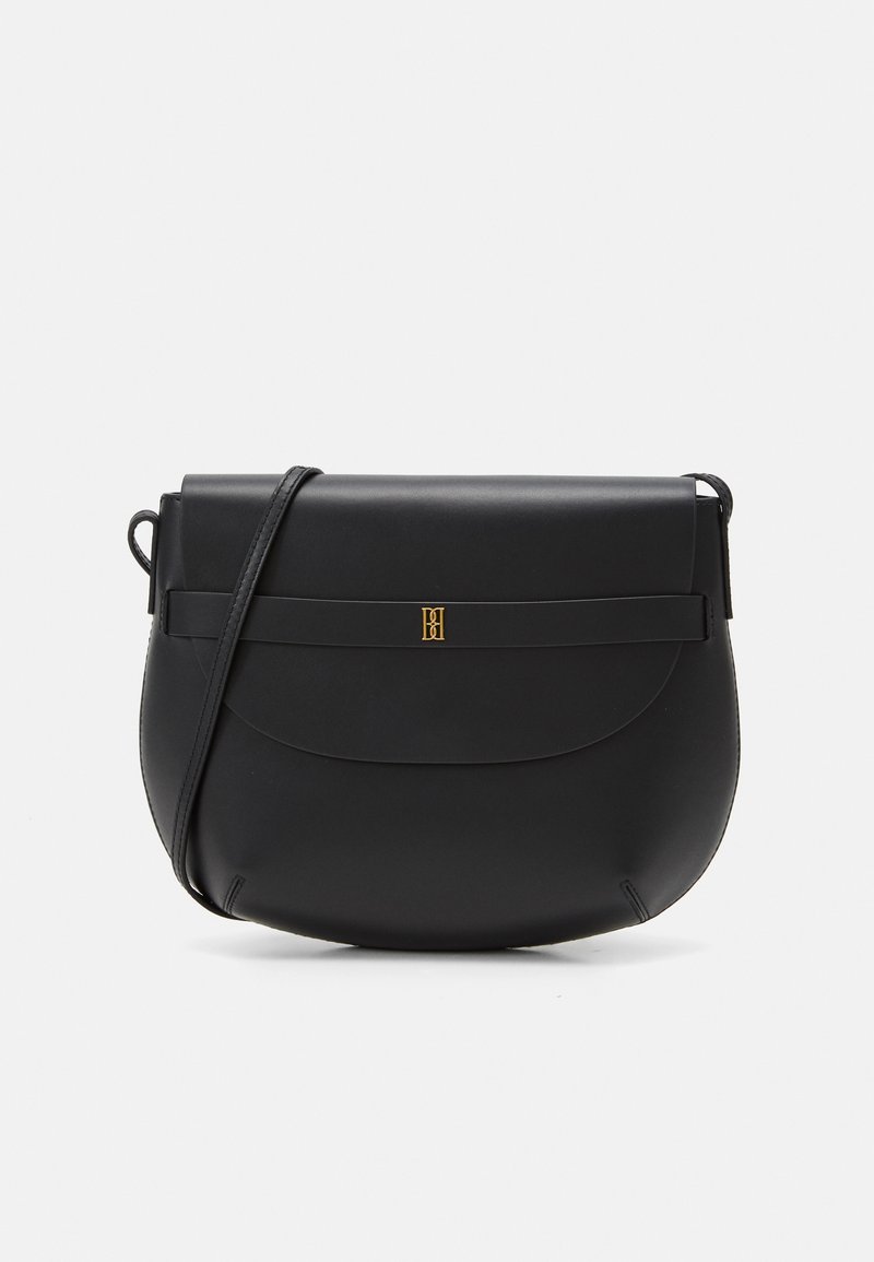 Sac en cuir noir à bandoulière de forme arrondie, au design minimaliste, avec fermeture à rabat et un accent doré au centre.