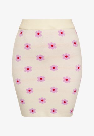 Strick-Bleistiftrock in Creme mit lila Blumen und roten Mittelpunkten. Er verfügt über einen gerippten Bund, eine glatte Textur und eine figurbetonte Form.