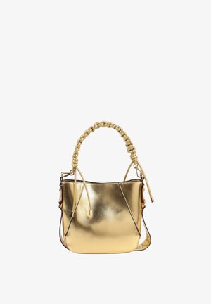 Bolso de mano metálico dorado con un asa trenzada, textura suave y un diseño minimalista. Presenta correas ajustables y un sutil detalle de costura.