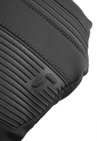 Schwarzes, gepolstertes Produkt mit gerippter Textur und genähten Kanten. Verfügt über ein auf das Material geprägtes Logo, das ein elegantes Design betont.