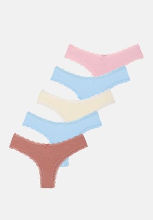 Cinq paires de strings en dentelle dans des couleurs pastel : rose, bleu clair, jaune, bleu pâle et marron, avec des nœuds à la taille.