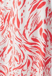 Sarkani un balti rakstaina auduma ar plūstošiem, abstraktiem svītrām un plankumiem. Tekstūra ir gluda, ar vieglu, elpojošu kvalitāti.