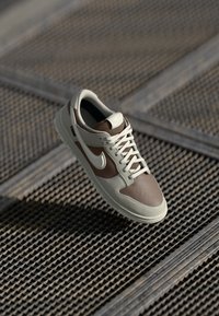 Unselected, light bone/sail/brown