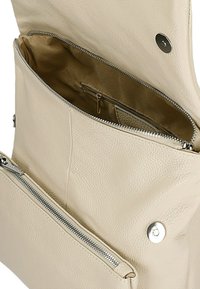 Borsa in pelle beige con finitura strutturata, chiusure con zip e a scatto, tasche interne e foderatura morbida. Contiene più scomparti.