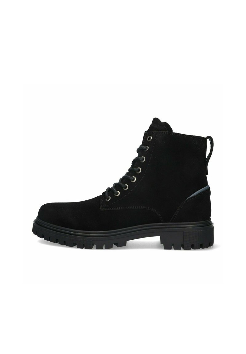 Botas de tobillo de ante negro con punta redondeada, diseño de cordones, ojetes de metal y suela de goma texturizada con un dibujo profundo para mayor agarre.