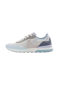 Baskets de sport bleu clair et gris avec une tige en mesh et en daim. Comprend un logo de crâne, des lacets blancs et une semelle texturée avec un motif distinct.