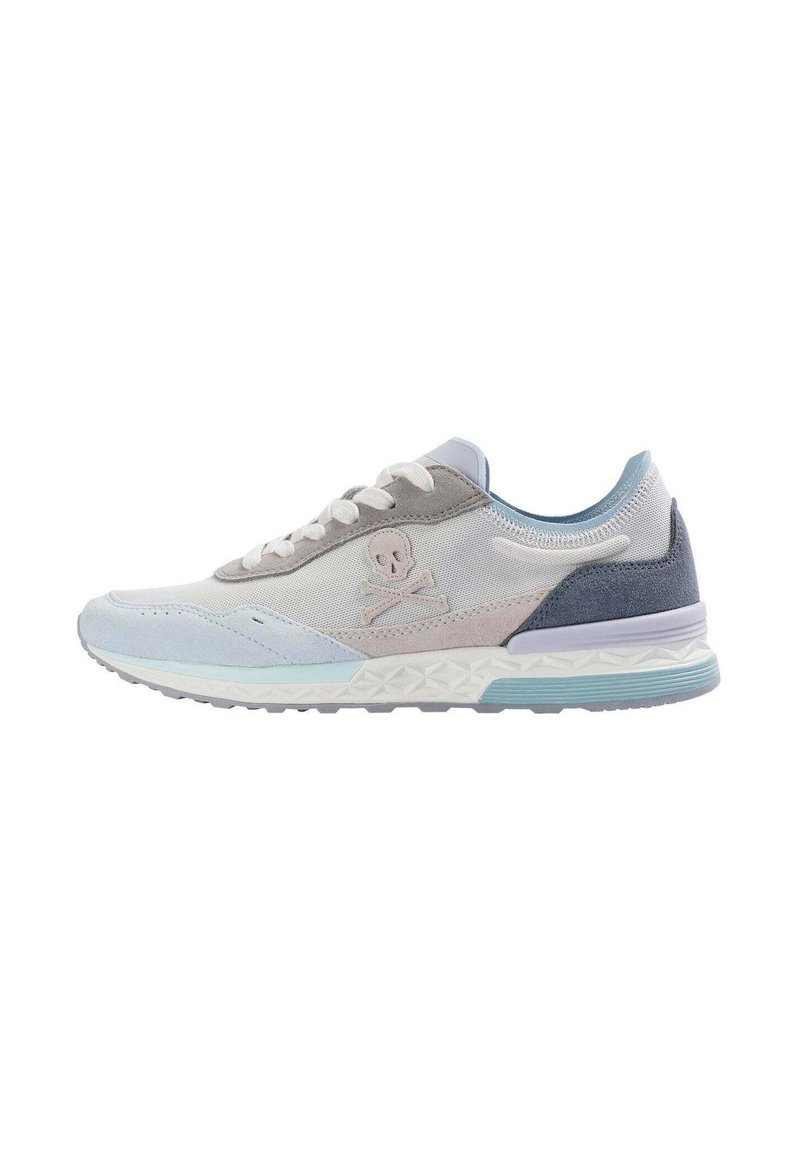 Baskets de sport bleu clair et gris avec une tige en mesh et en daim. Comprend un logo de crâne, des lacets blancs et une semelle texturée avec un motif distinct.
