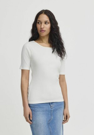 Rippenshirt in Weiß mit kurzen Ärmeln und runder Ausschnitt. Hergestellt aus glattem Stoff, figurbetontes Design, kombiniert mit einem Jeansrock.