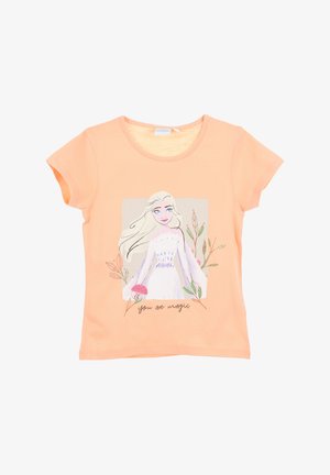 T-shirt a maniche corte di colore pesca realizzato in cotone, con un design grafico che ritrae un personaggio circondato da foglie e fiori, con la scritta "sei magia".