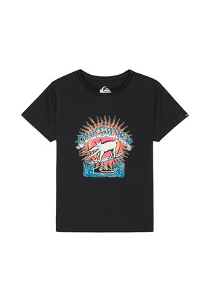 Czarny T-shirt z kolorową grafiką psa surfującego na fali na tle pomarańczowego słońca oraz napisem "Quiksilver" powyżej.