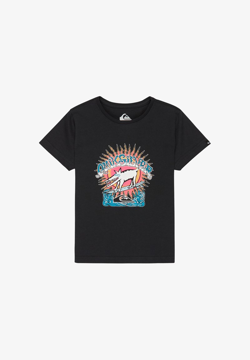 T-shirt noir avec un graphique coloré représentant un chien surfant sur une vague devant un soleil orange, avec le texte "Quiksilver" au-dessus.