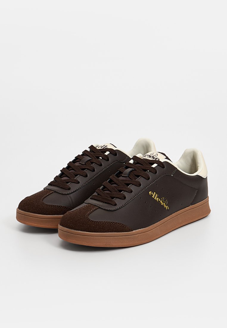 Braune Sneakers aus Kunstleder und Wildleder. Cremefarbene Akzente an der Zunge und Ferse. Mit goldenem Logo und strukturiertem Gummisohle.