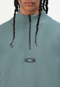Oakley NEW RETRO SWEATER - Vesta - faded denim