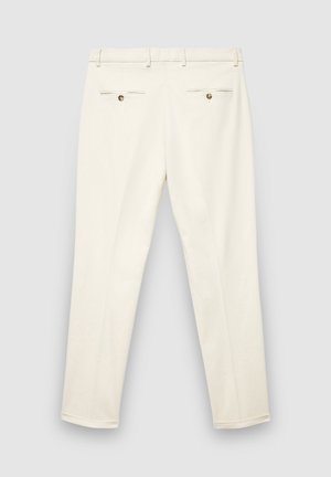 Pantaloni bianchi con una texture liscia, taglio dritto e due tasche posteriori. Presentano una cucitura sottile e bottoni color oro sulle tasche.