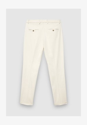 Pantaloni bianchi con una texture liscia, taglio dritto e due tasche posteriori. Presentano una cucitura sottile e bottoni color oro sulle tasche.