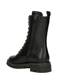 Černá kožená bojová bota sahající do poloviny lýtka se zipem na boku, šněrováním vpředu, tlustou texturovanou podrážkou a dekorativním prošíváním kolem okraje podrážky.
