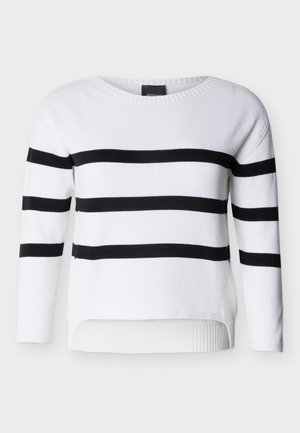 Bílý svetr s dlouhým rukávem se třemi černými vodorovnými pruhy přes hrudník a paže, s kulatým výstřihem a žebrovaným spodním lemem.