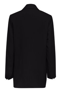 Črn blazer s strukturiranim ovratnikom in dolgimi rokavi. Ima gladko teksturo in krojen kroj. Brez vidnih okraskov ali vzorcev.