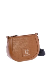 Bolso bandolera sintético marrón con un patrón geométrico, que cuenta con un cierre de cremallera y una correa de tela extraíble. Parche con el logo en la parte delantera.