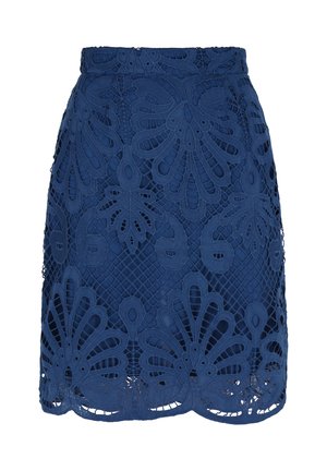 Gonna in pizzo blu navy con motivi floreali a taglio, superficie testurizzata e vita aderente. Il bordo è scalloppato con dettagli intricati.