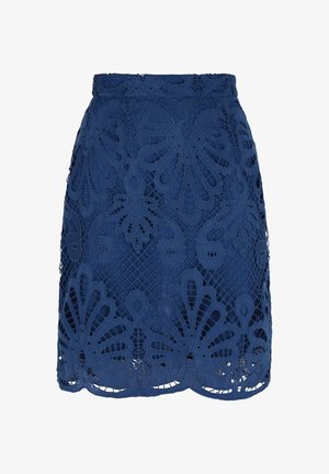 Jūras zila mežģīņu svārki ar ziedu izgriezuma rakstiem, teksturētu virsmu un pieguļošu jostasvieta. Apakšdaļa ir viļņota ar sarežģītām detaļām.