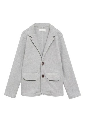 Blazer tricoté gris clair avec col en biais, deux poches avant à rabat et deux boutons foncés au centre.