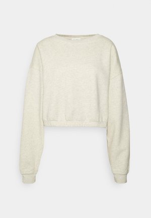 Beige cropped sweatshirt met lange mouwen, ronde hals, ingezette schouders en elastische zoom en manchetten, weergegeven op een effen achtergrond.