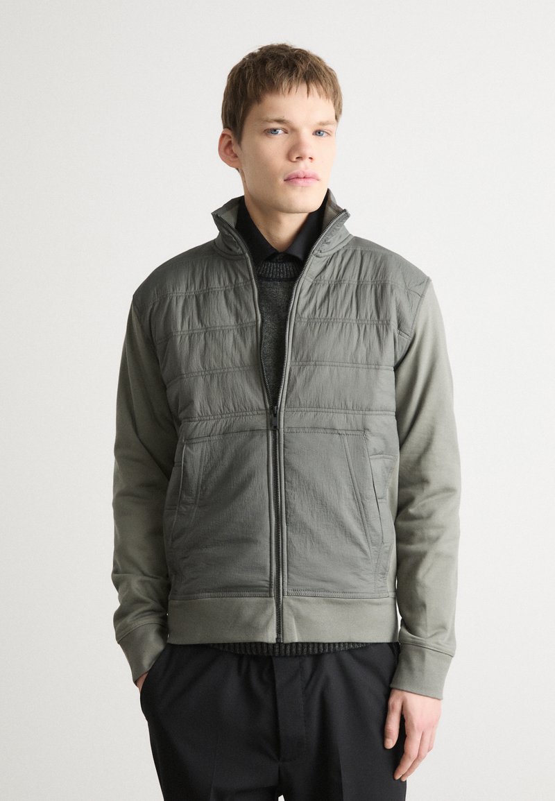 BOSS Lengva striukė - open grey