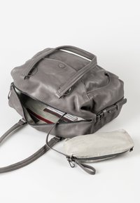 Borsa in pelle grigia con due manici, chiusura a zip e interno a righe. Include una piccola pochette coordinata con cerniera.