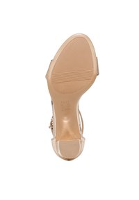 Beige hoge hakken sandaal met een gladde lakafwerking, open teen en enkelbandje. Gestreepte loopzool met verticale groeven.