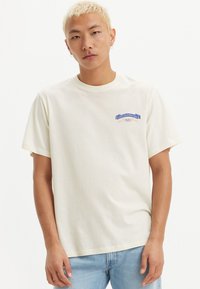 Levi's® RELAXED FIT - T-shirts med print - archival egret
