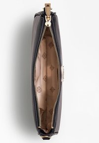 Sort clutch med lynlås, glat yderside, guldfarvet hardware og beige indre med et diskret mønster.