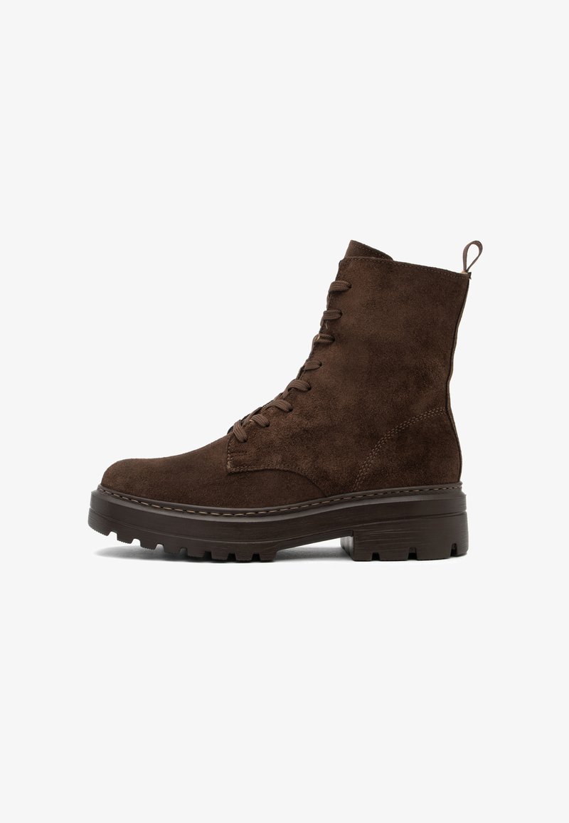Stivaletti in suede marrone con lacci, suola piatta e spessa, cuciture rinforzate e un’elastico sul retro.