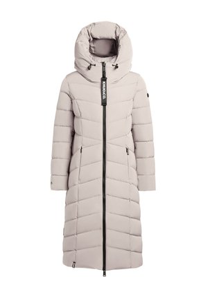 Dolga, svetlo siva puhovka z visokim ovratnikom, vertikalnim prešitim vzorcem, zadrgo in vrvicami na kapuci.