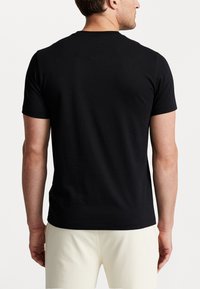 Svart kortermet t-skjorte laget av mykt stoff, med rund hals og en tettsittende design, med en glatt tekstur og uten synlige logoer.