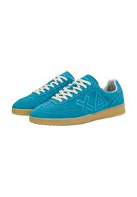 Sneaker in suede di un brillante turchese con lacci bianchi. Presenta una superficie texturizzata e accenti del logo triangolari. Suola in gomma.