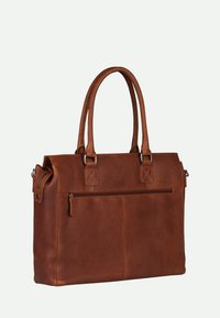 Bolso tote de cuero marrón con asas dobles, bolsillo con cremallera en el frente y acabado texturizado. Presenta acentos de hardware metálico. Forma rectangular.