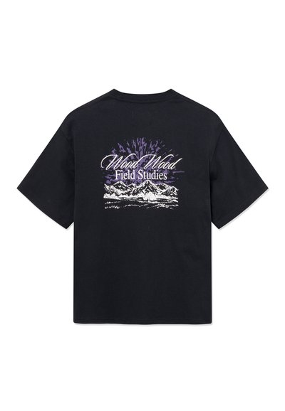 Μαύρο T-shirt με κοντά μανίκια και λευκό γραφικό βουνού με μοβ έκρηξη ήλιου, με το κείμενο Wood Wood Field Studies στην πλάτη.