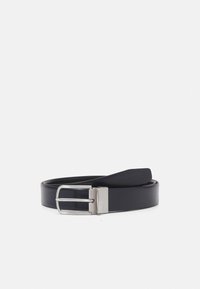 Zwarte leren riem met een gladde textuur, voorzien van een zilveren metalen gesp en een eenvoudig ontwerp. De riem is op zichzelf opgerold.