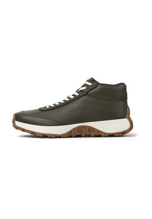 Sneaker alta in pelle verde scuro con suola in gomma beige. Presenta lacci bianchi e colletto imbottito. I pannelli laterali testurizzati aggiungono dettaglio.