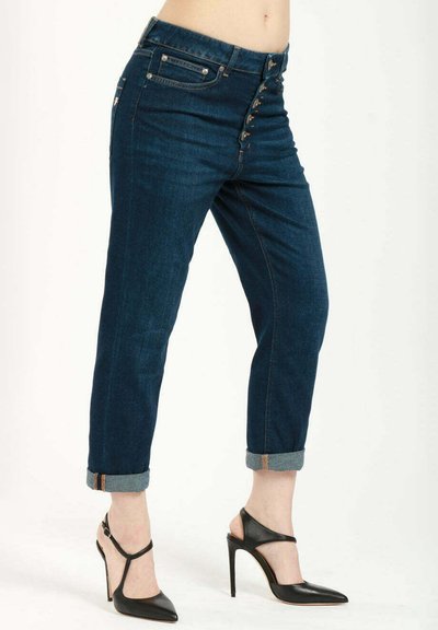 Jeans in denim blu scuro con vita alta, dotati di chiusure a bottone e orli arrotolati. Texture liscia con dettagli di cuciture sottili.