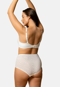 Ensemble de sous-vêtements blanc comprenant un soutien-gorge lisse avec bretelles réglables et une culotte taille haute avec un motif géométrique texturé.