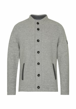 Cardigan gris en tricot avec col montant, comportant cinq boutons noirs, deux poches latérales et des détails texturés sur le devant.