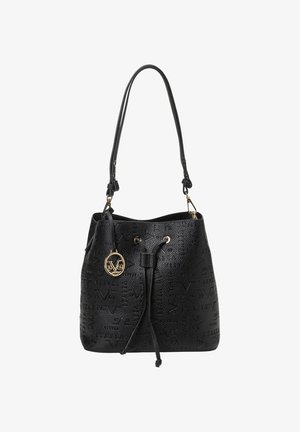 Zwarte bucketbag met textuur en reliëflogo-patroon, verstelbare schouderband, gouden hardware-accenten en trekkoordsluiting.